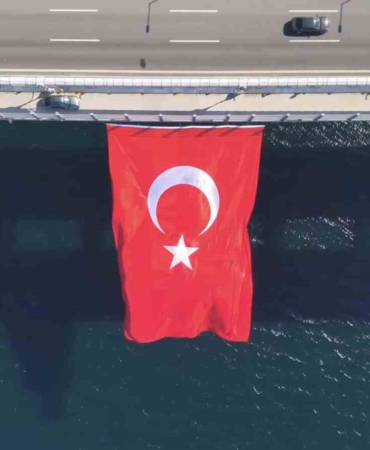 15-temmuzun-10uncu-yili-anisina-canakkale-koprusunde-turk-bayragi-dalgalandirildi-i2Rj13fZ.jpg