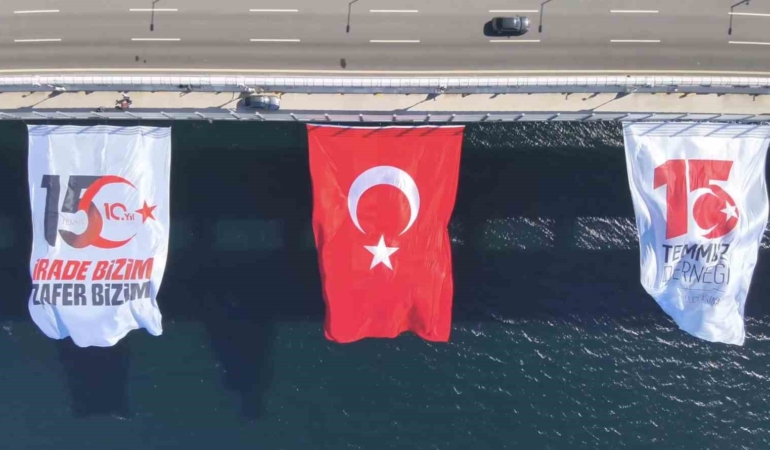 15-temmuzun-10uncu-yili-anisina-canakkale-koprusunde-turk-bayragi-dalgalandirildi-i2Rj13fZ.jpg