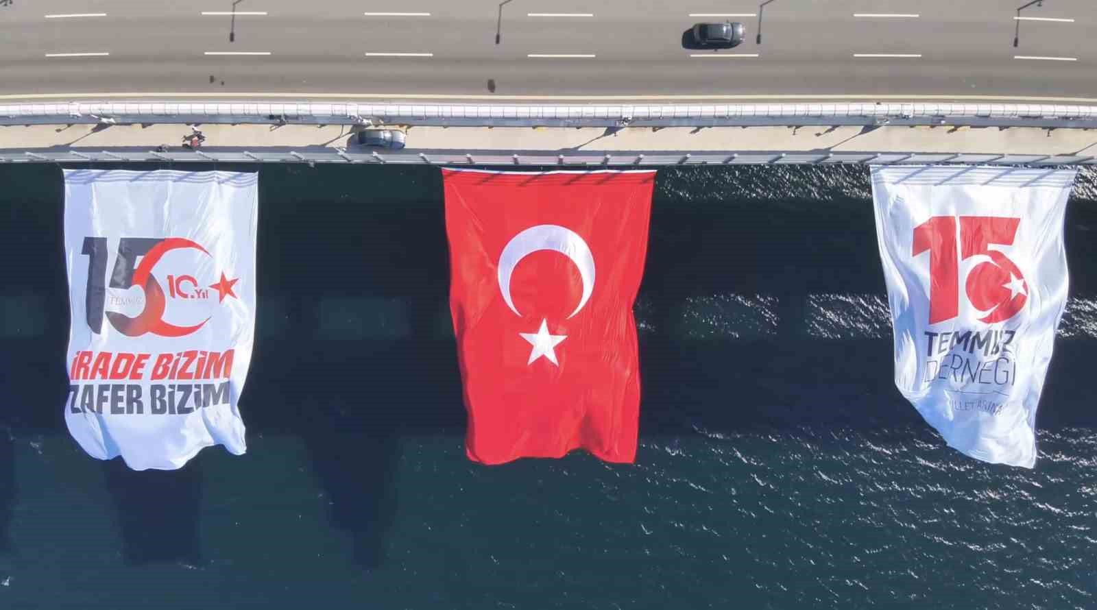 15-temmuzun-10uncu-yili-anisina-canakkale-koprusunde-turk-bayragi-dalgalandirildi-i2Rj13fZ.jpg