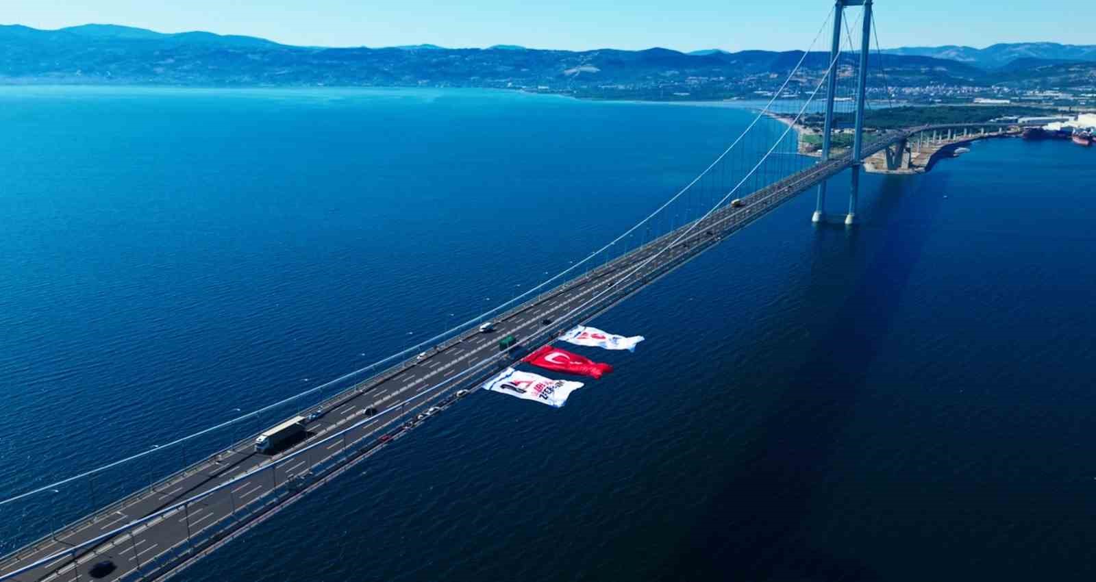 15 Temmuz’un sembolü Kırmızı Beyaz: 5 dev köprü Türk bayraklarıyla donatıldı 4 15 temmuzun sembolu kirmizi beyaz 5 dev kopru turk bayraklariyla donatildi 0 kmBkXBhf