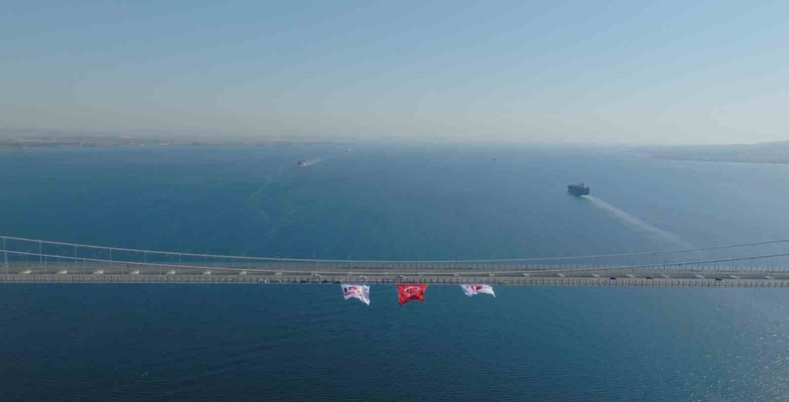 15 Temmuz’un sembolü Kırmızı Beyaz: 5 dev köprü Türk bayraklarıyla donatıldı 6 15 temmuzun sembolu kirmizi beyaz 5 dev kopru turk bayraklariyla donatildi 2