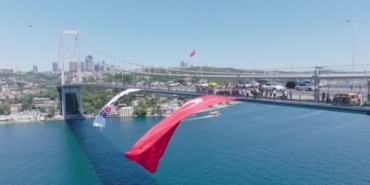 15-temmuzun-sembolu-kirmizi-beyaz-5-dev-kopru-turk-bayraklariyla-donatildi-3BN7TkyW.jpg