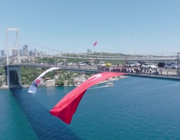 15-temmuzun-sembolu-kirmizi-beyaz-5-dev-kopru-turk-bayraklariyla-donatildi-3BN7TkyW.jpg