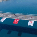 15-temmuzun-sembolu-kirmizi-beyaz-5-dev-kopru-turk-bayraklariyla-donatildi-JjTnA7uA.jpg