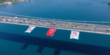 15-temmuzun-sembolu-kirmizi-beyaz-5-dev-kopru-turk-bayraklariyla-donatildi-JjTnA7uA.jpg