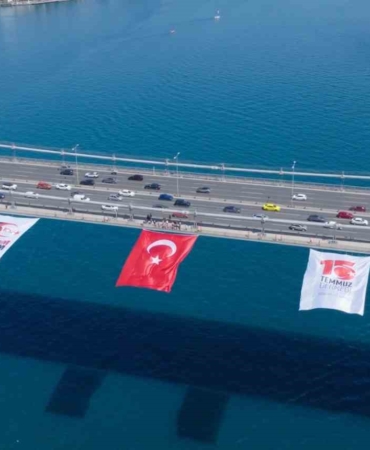15-temmuzun-sembolu-kirmizi-beyaz-5-dev-kopru-turk-bayraklariyla-donatildi-JjTnA7uA.jpg