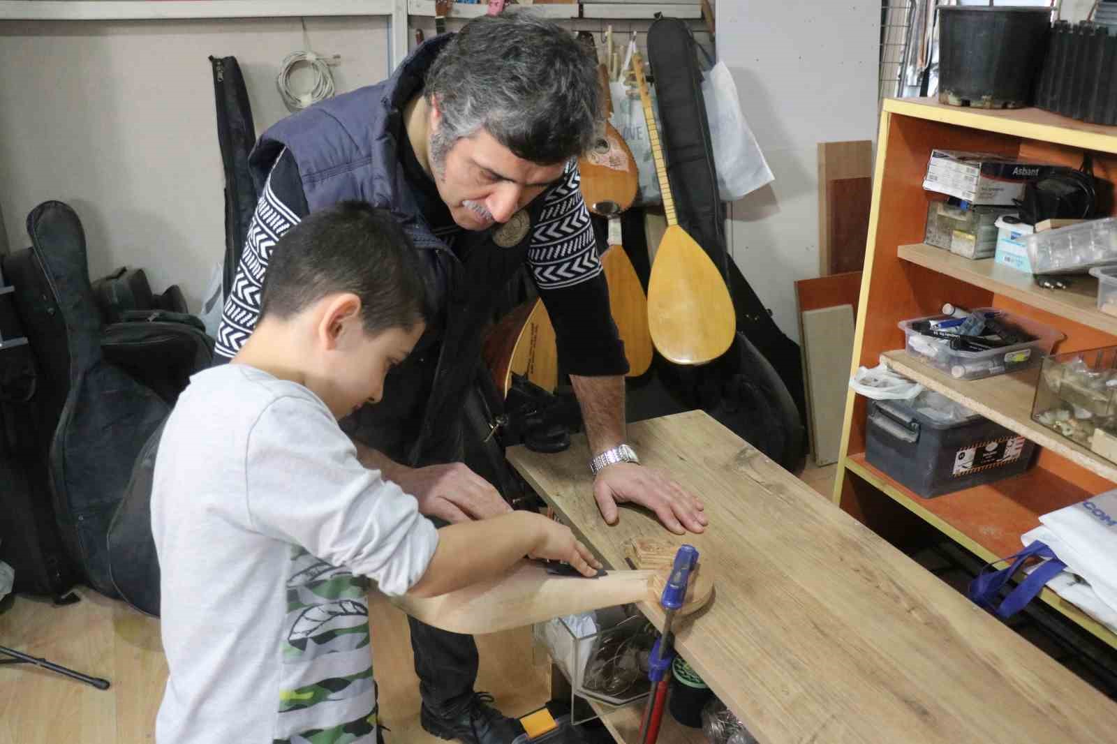 15 yaşında bir tahta parçasıyla başladığı mesleğinde 34 yıldır notalara şekil veriyor 7 15 yasinda bir tahta parcasiyla basladigi mesleginde 34 yildir notalara sekil veriyor 3 UhDEqJqZ