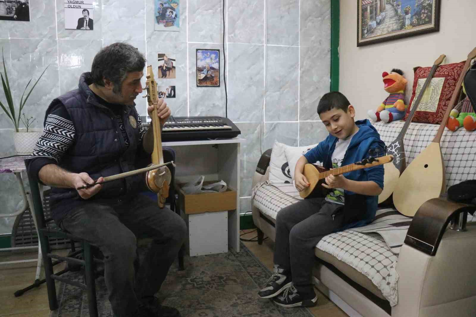 15 yaşında bir tahta parçasıyla başladığı mesleğinde 34 yıldır notalara şekil veriyor 13 15 yasinda bir tahta parcasiyla basladigi mesleginde 34 yildir notalara sekil veriyor 9 W5IvWe3M
