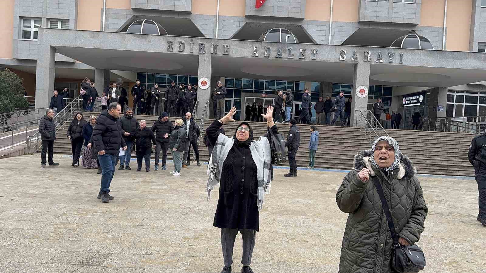 15 yasindaki guldeni 30 bicak darbesiyle oldurmustu cezada indirime gidildi 2 AP8Eqr1O