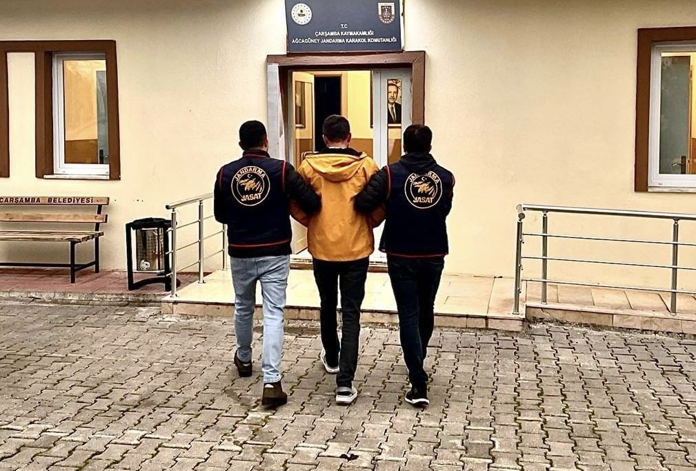 15 yil hapis cezasiyla aranan sahis jandarmaya yakalandi 0 MlBRiDCR