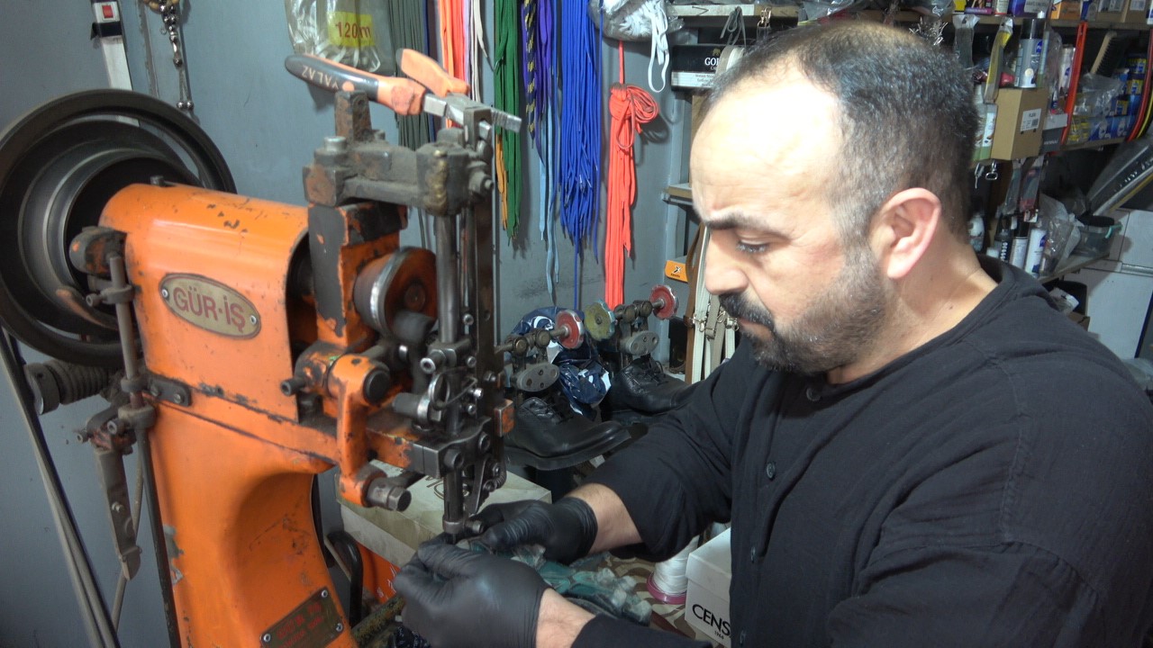 15 yildir ayakkabi tamir ederek ailesini gecindiriyor 2 3W2EbuHb