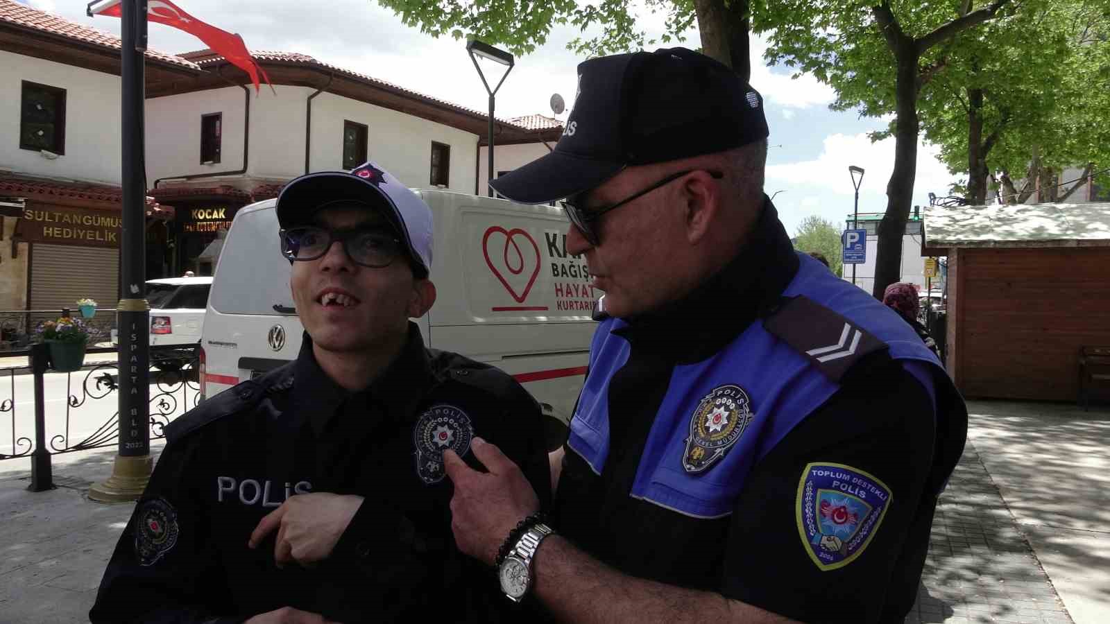 15 yildir evinde polis uniformasiyla gezen mertin polis olma hayali gercek oldu 1 n1sUBADr