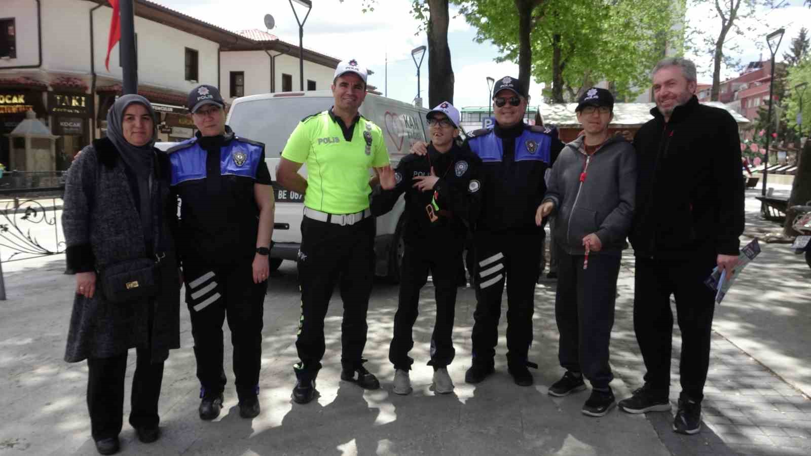 15 yildir evinde polis uniformasiyla gezen mertin polis olma hayali gercek oldu 2 3KmziVtC