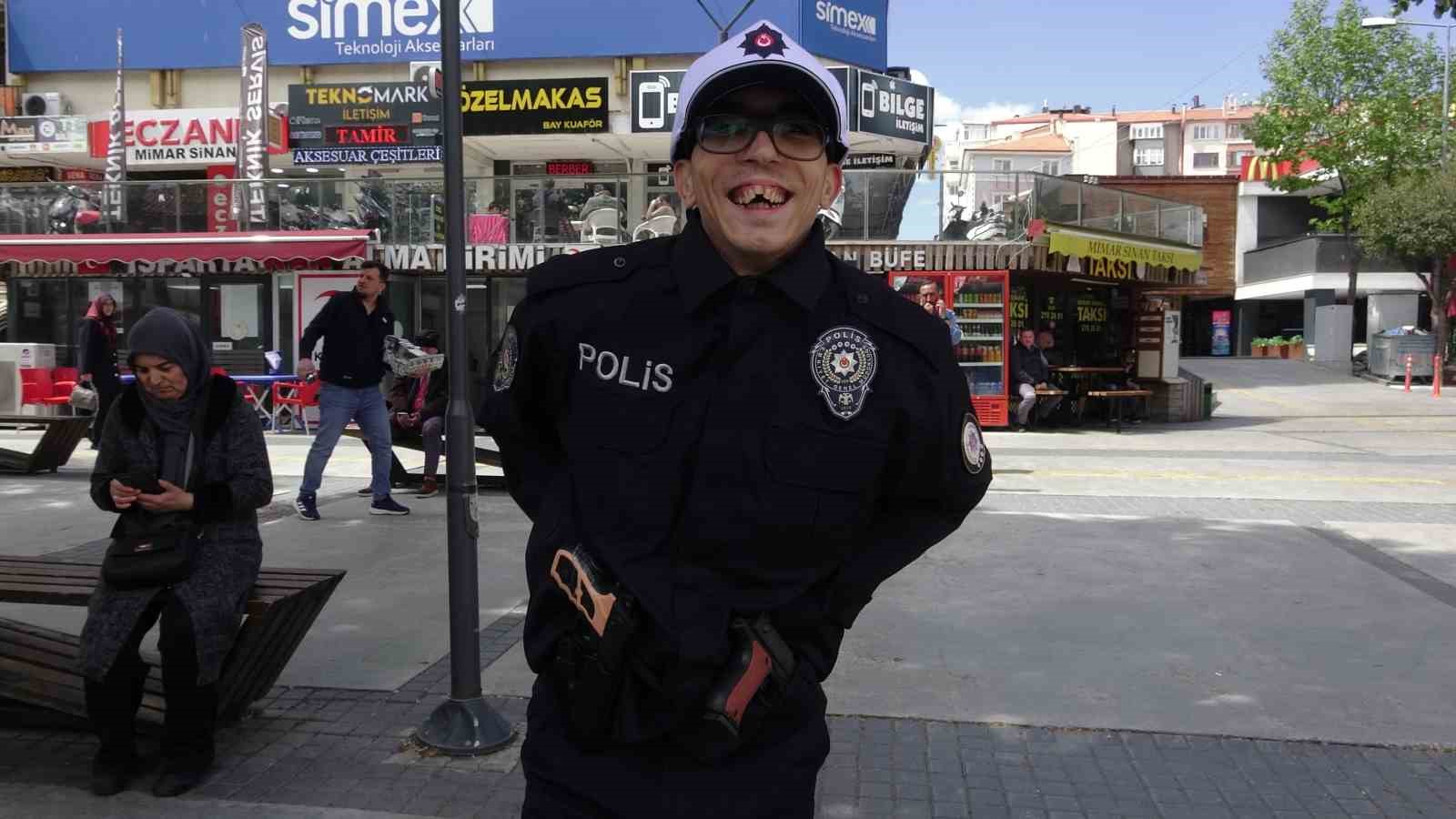 15 yildir evinde polis uniformasiyla gezen mertin polis olma hayali gercek oldu 5 YyWCEgPT
