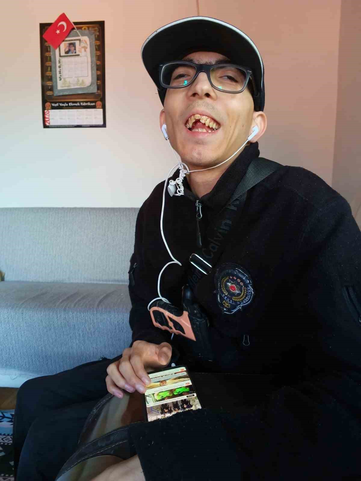 15 yildir evinde polis uniformasiyla gezen mertin polis olma hayali gercek oldu 8 mlhhSmBd