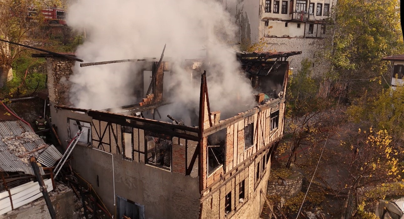 150 yillik tarihi konaktan geriye kalan harabe dronla goruntulendi 1 ujaqHt8s