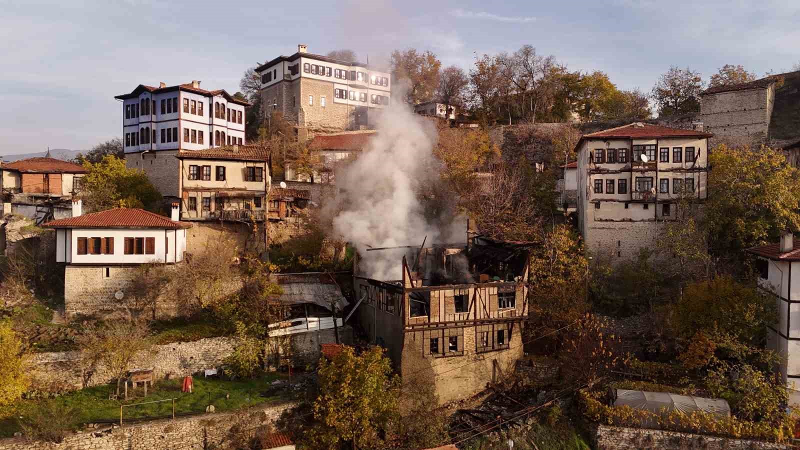 150 yillik tarihi konaktan geriye kalan harabe dronla goruntulendi 2