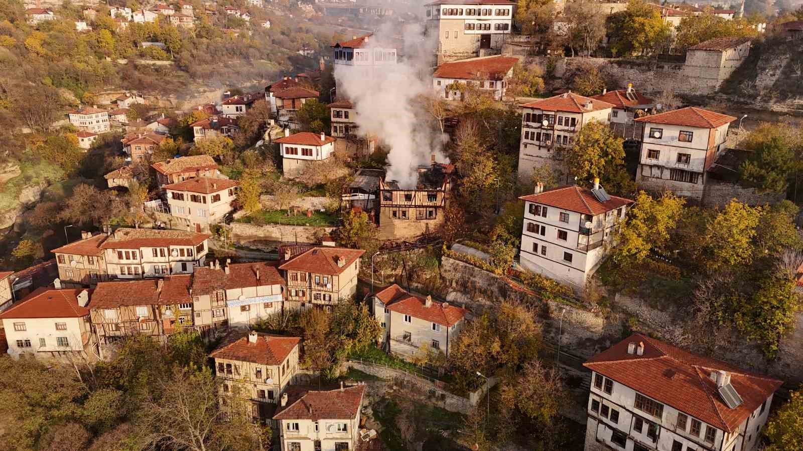 150 yillik tarihi konaktan geriye kalan harabe dronla goruntulendi 4 vhDiJZmJ