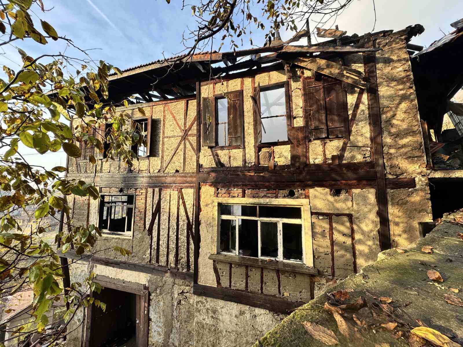 150 yillik tarihi konaktan geriye kalan harabe dronla goruntulendi 6 fkBZMVtP