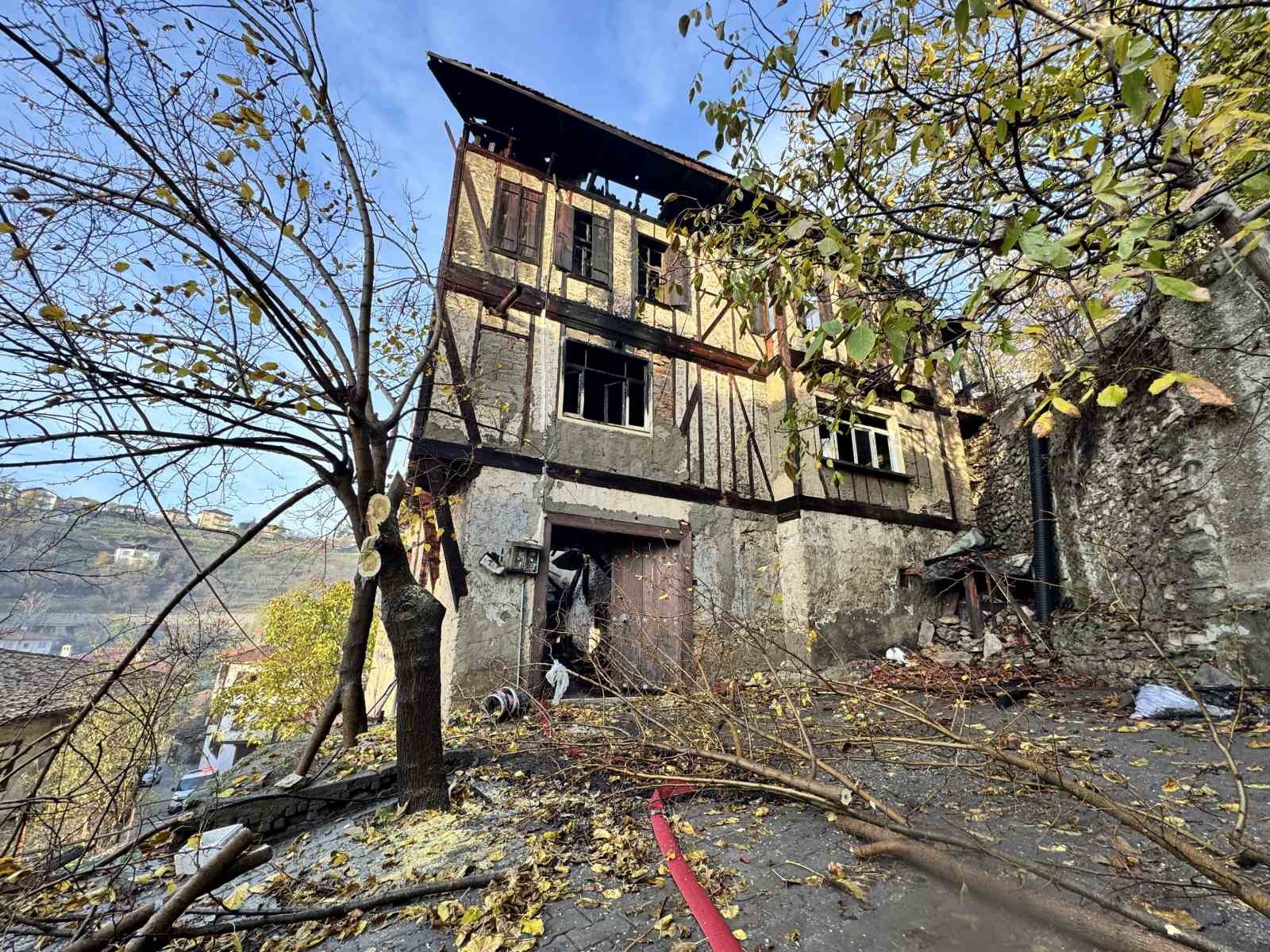 150 yillik tarihi konaktan geriye kalan harabe dronla goruntulendi 7 HHY9kCt3