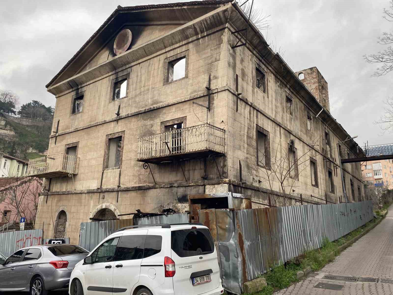 156 yillik tarihi bina yanginda zarar gordu 5 JRPmOUOh