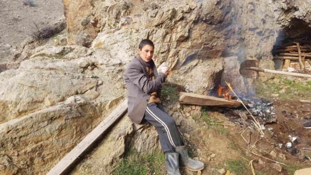 Tavşan İmparatorluğu Filmiyle Parlayan Bir Hikâye! Çobanlıktan Sinemaya Uzanan Alpay Kaya’nın Yolculuğu 11 Tavşan İmparatorluğu Filminin Başrolü Nasıl Keşfedildi?