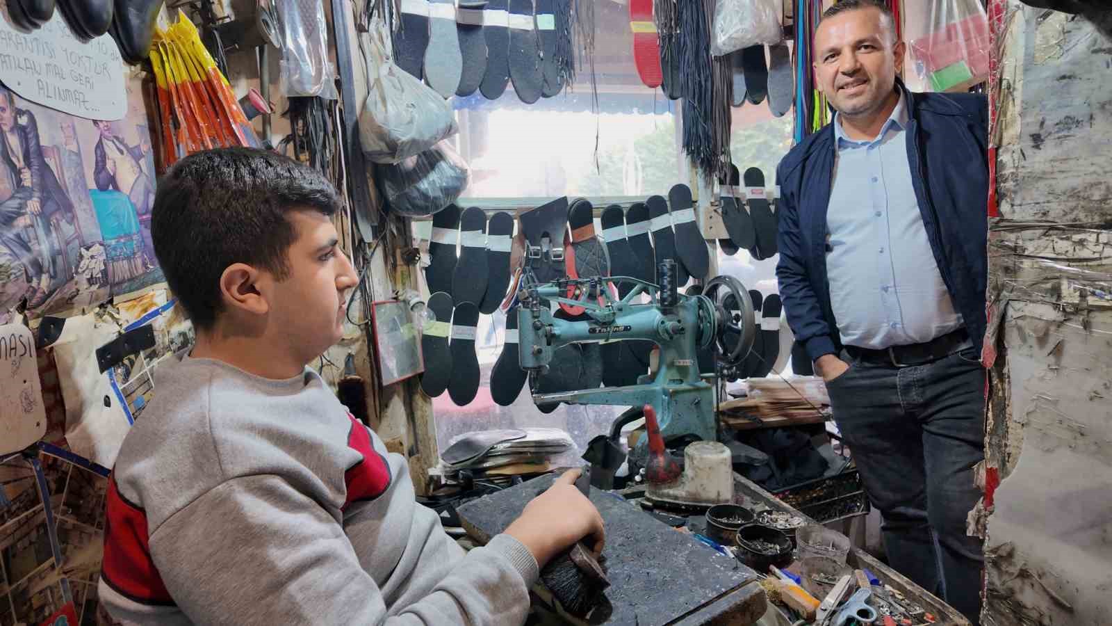 16 yasinda dukkani devraldi 3 bucuk metrekarede dede meslegini surduruyor 1 mUDlkNX5