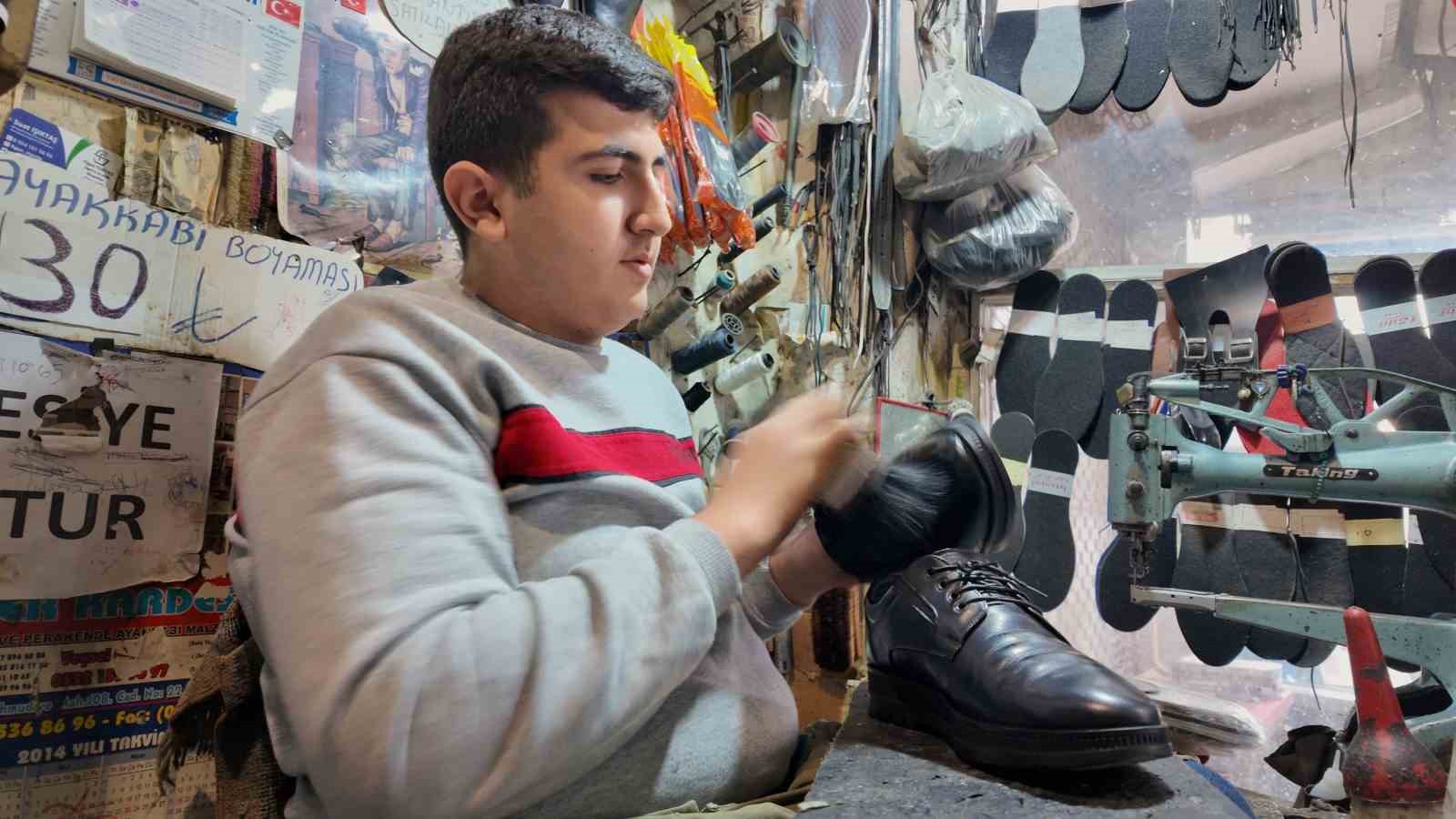 16 yasinda dukkani devraldi 3 bucuk metrekarede dede meslegini surduruyor 2 RVK2vuwg
