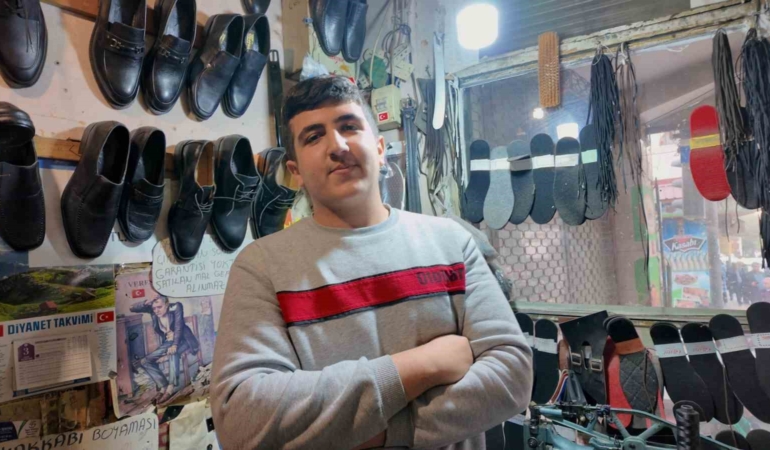 16-yasinda-dukkani-devraldi-3-bucuk-metrekarede-dede-meslegini-surduruyor-bPkvnGVn.jpg
