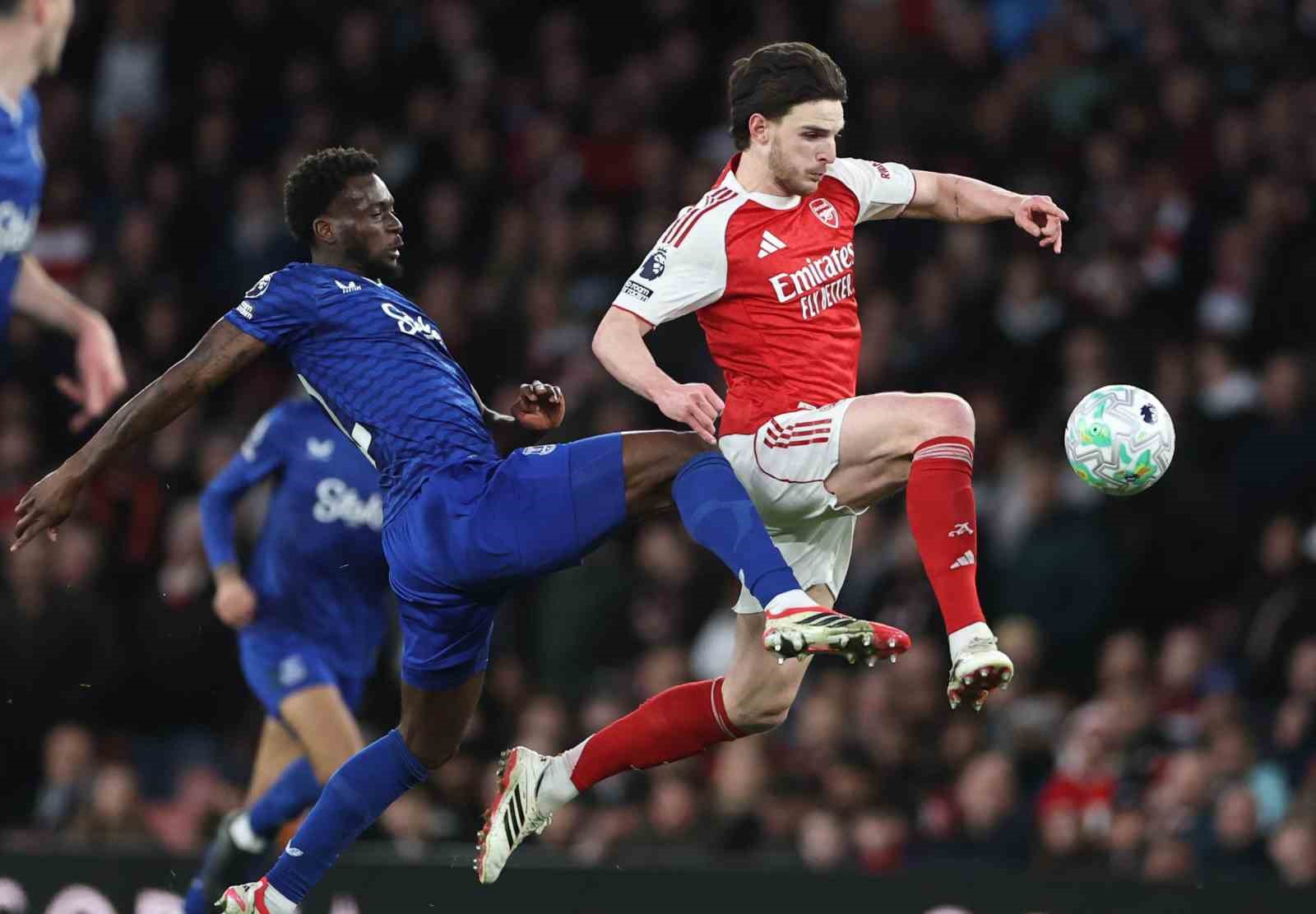 16 yasindaki max dowman tarihe gecti arsenal puan farki 9a yukseltti 2 yHylLntd