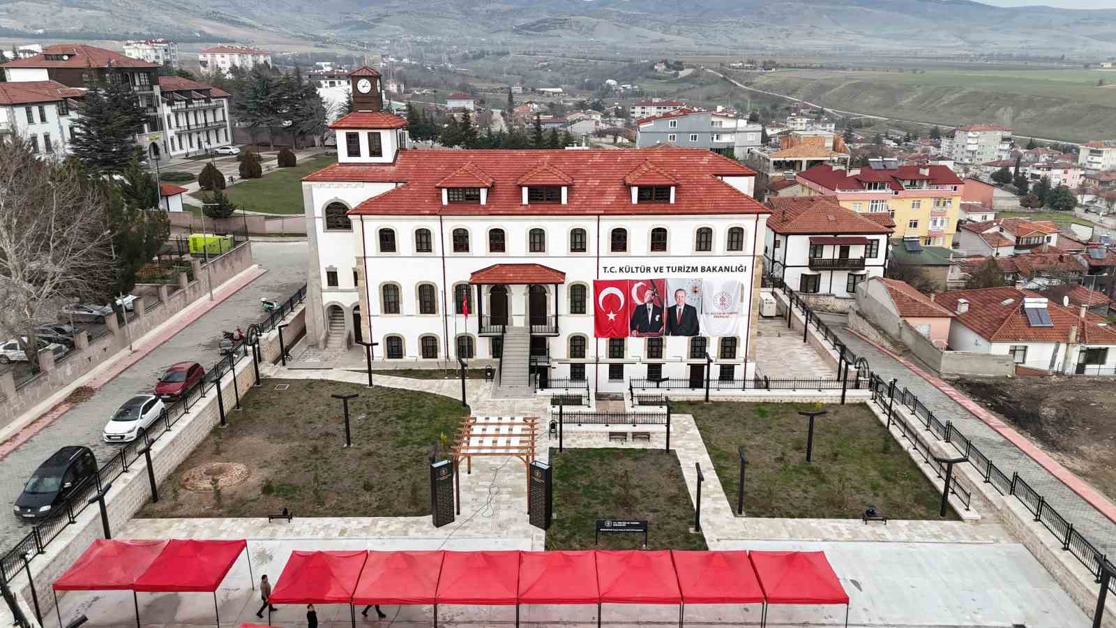 160 yillik kizlar mektebi kutuphane oldu acilisini bakan ersoy yapti 0
