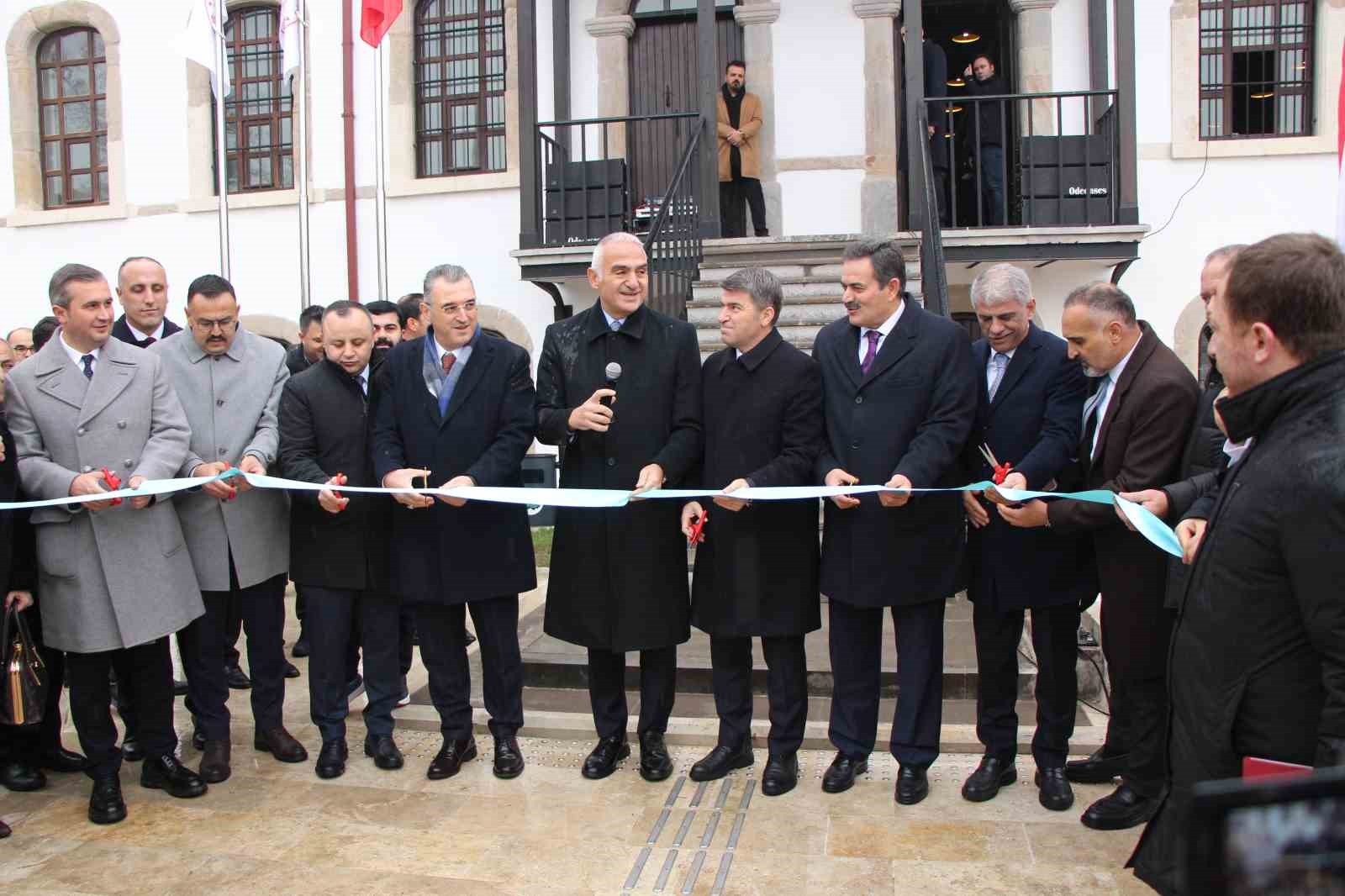 160 yillik kizlar mektebi kutuphane oldu acilisini bakan ersoy yapti 3 P25gJydf