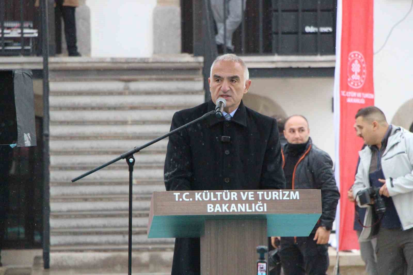 160 yillik kizlar mektebi kutuphane oldu acilisini bakan ersoy yapti 4 Oz9v4bma