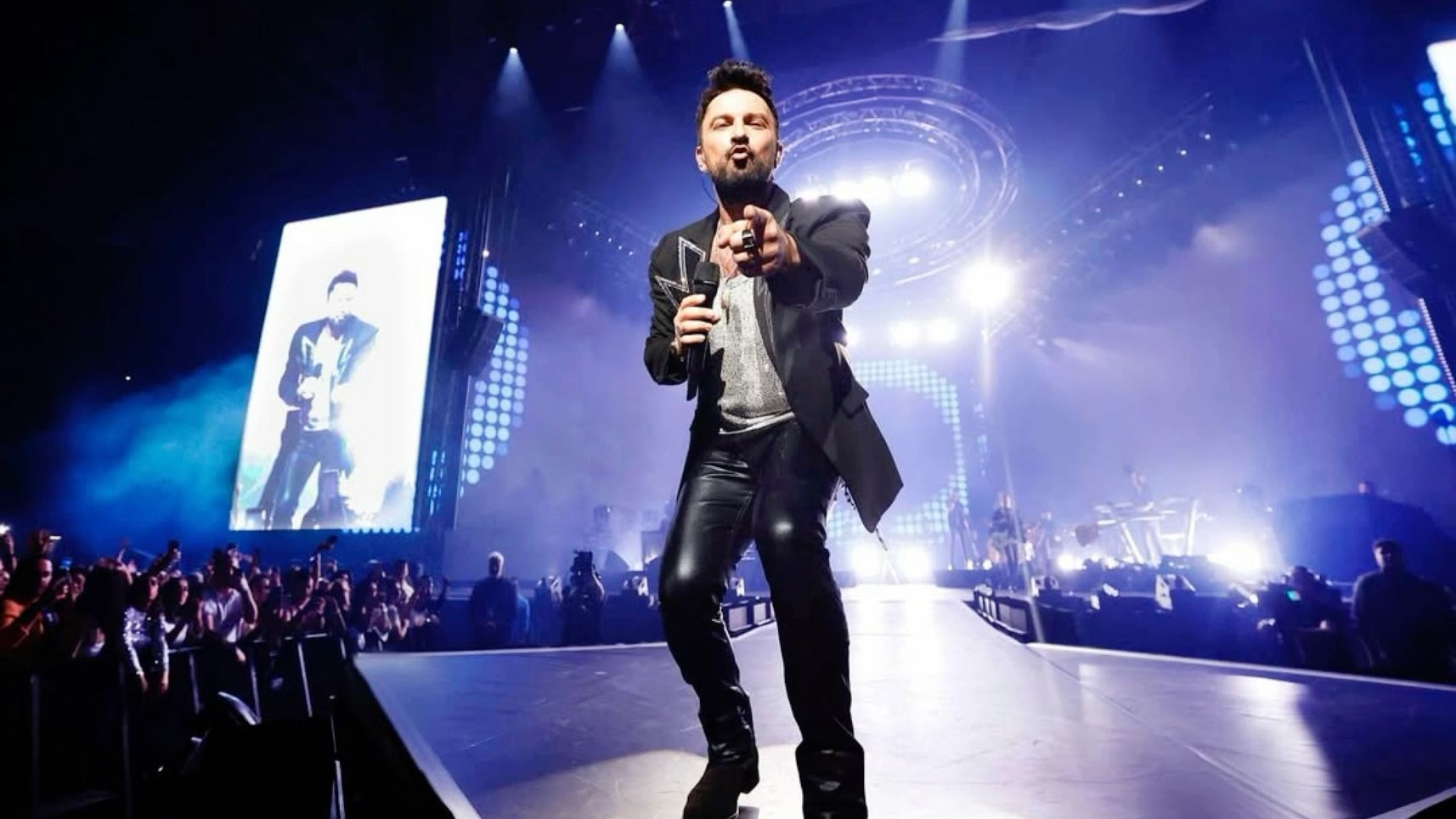 Tarkan sahnede nasıl bir performans sergiliyor?