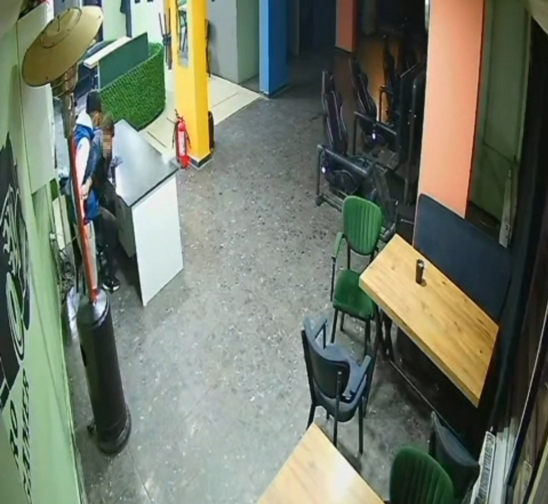 17 yasindaki cocugun bicaklandigi anlar guvenlik kamerasinda 1 kMJjv3El