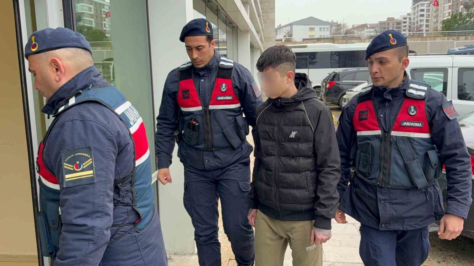 17 yasindaki cocuk 24 bin 500 adet uyusturucu hapla yakalandi 1 anYmgRaU