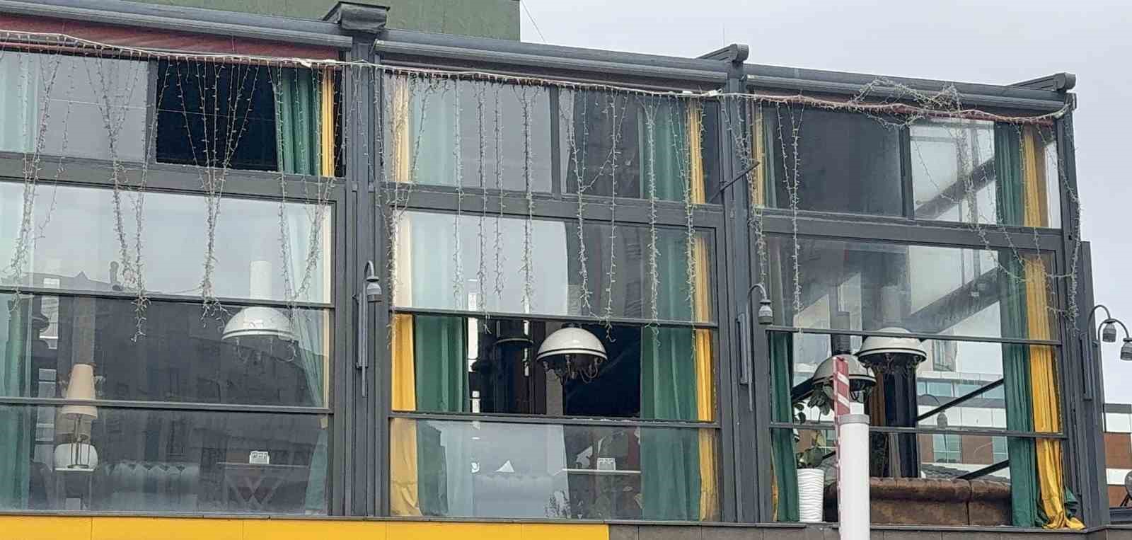 17 yaşındaki saldırgan işyerini kurşunladı, üzerinden el bombası çıktı 4 17 yasindaki saldirgan isyerini kursunladi uzerinden el bombasi cikti 0 8KPHlgTh