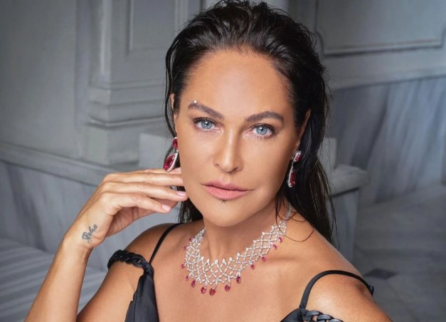 Hülya Avşar kimdir? 