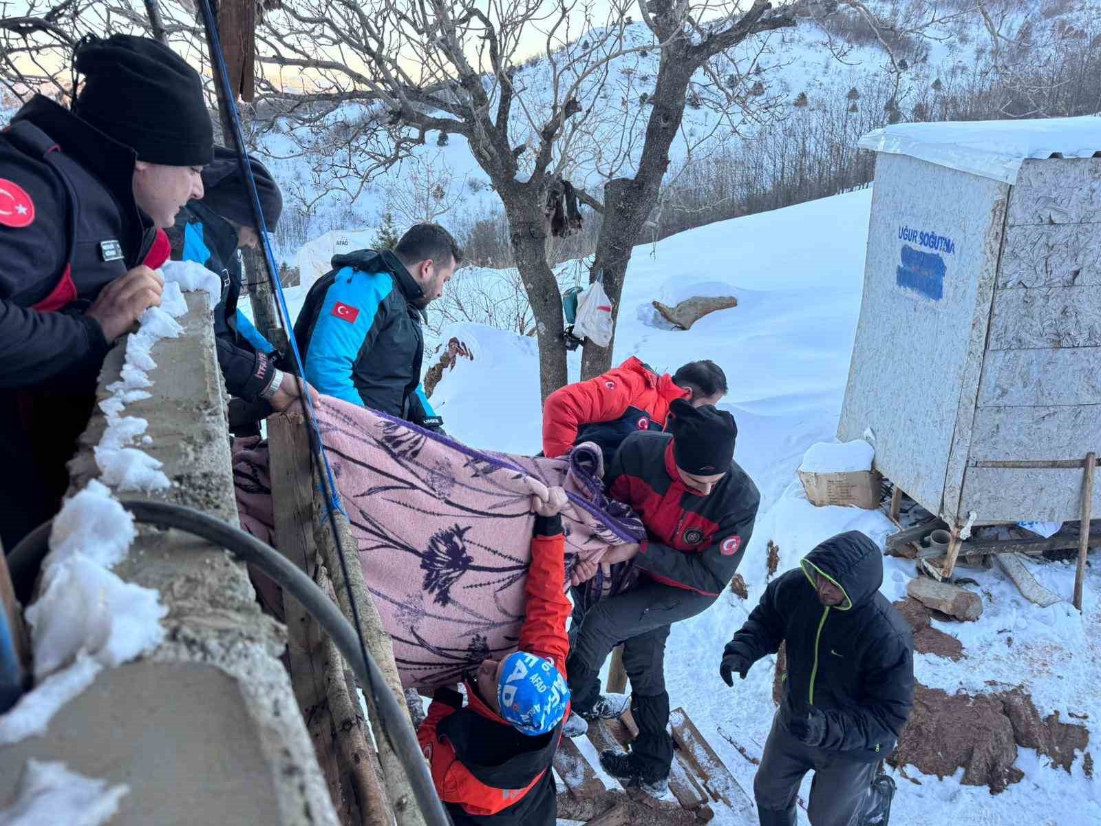 18 saatlik zorlu operasyonla mahsur kalan hasta kurtarildi 1 tnev7n1K