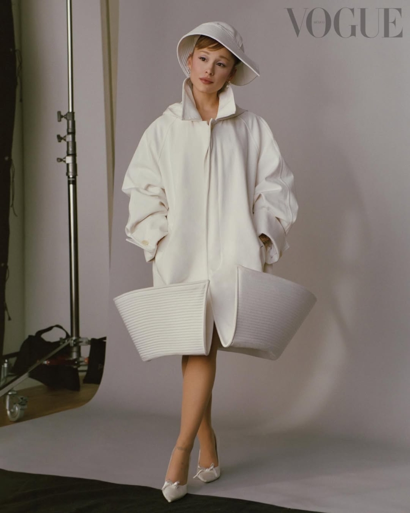 Ariana Grande Vogue Japan kapağında olay oldu! Parmak detayı sosyal medyayı karıştırdı 12 Ariana Grande’nin moda dünyasındaki yeri nedir?