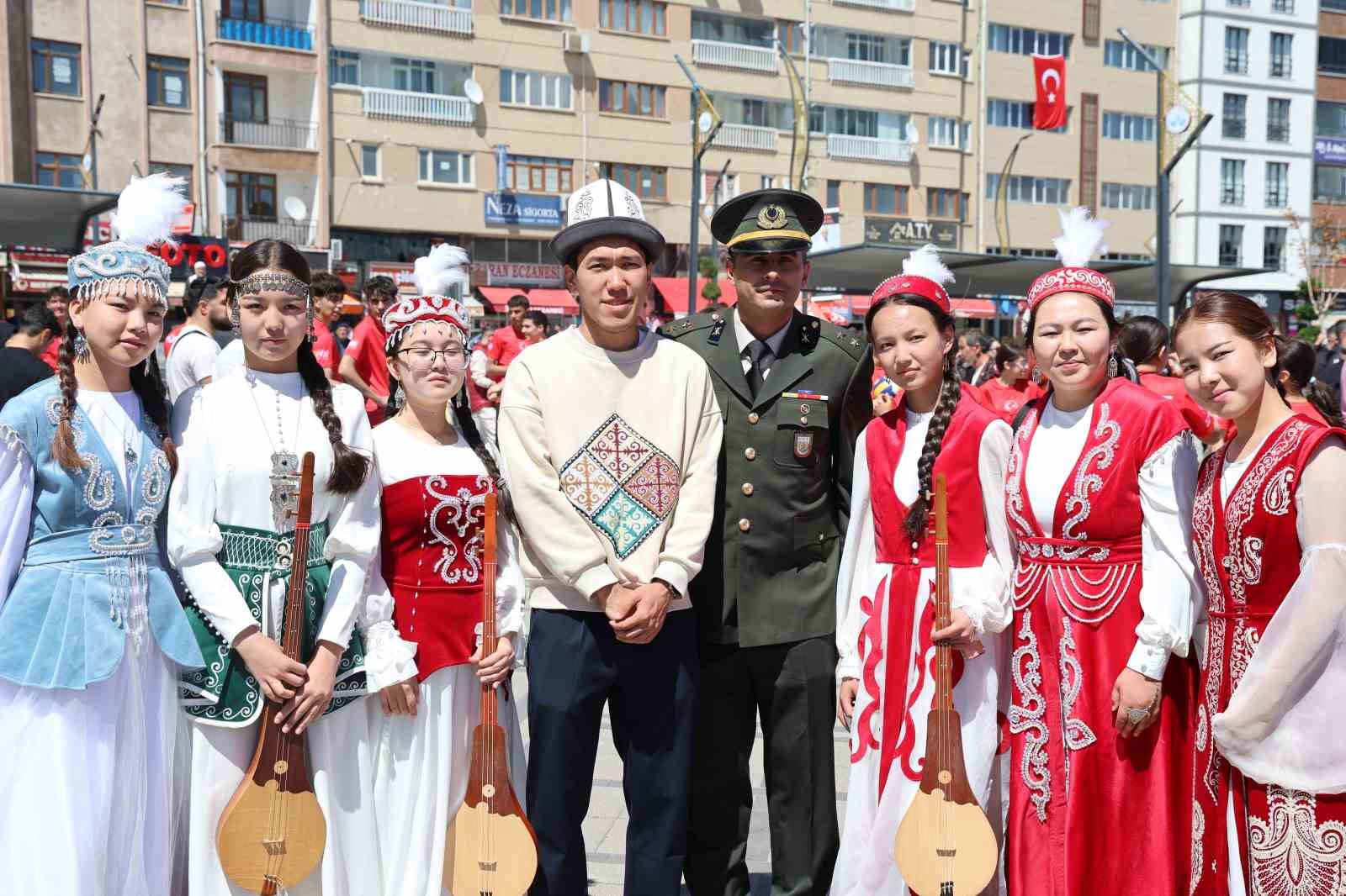 19 mayis festivalinde kirgiz ekibinin kiyafetleri ve muzikleri hayran birakti 0 Py5vQjyT