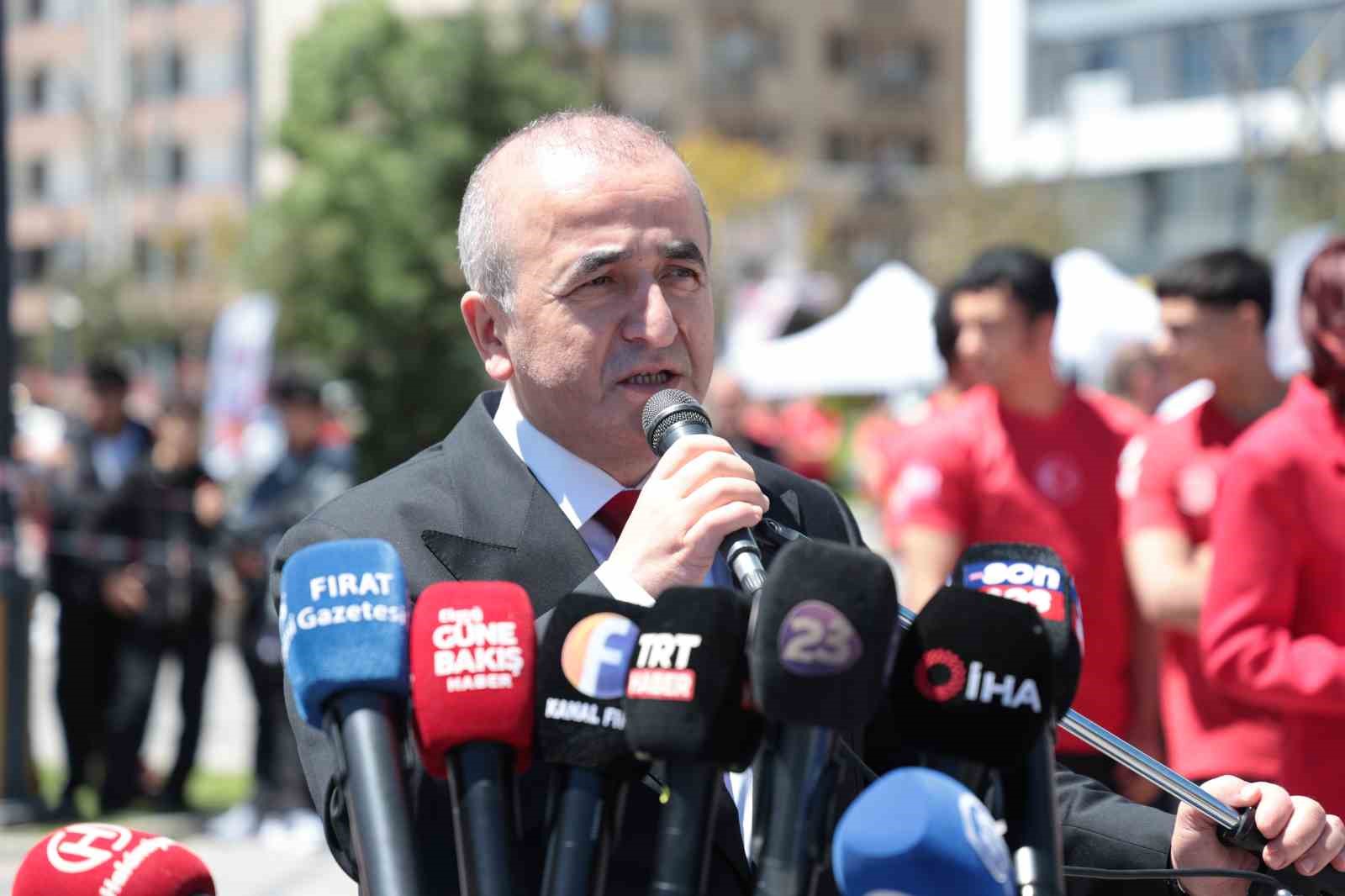 19 mayis festivalinde kirgiz ekibinin kiyafetleri ve muzikleri hayran birakti 10 1ypEc61t