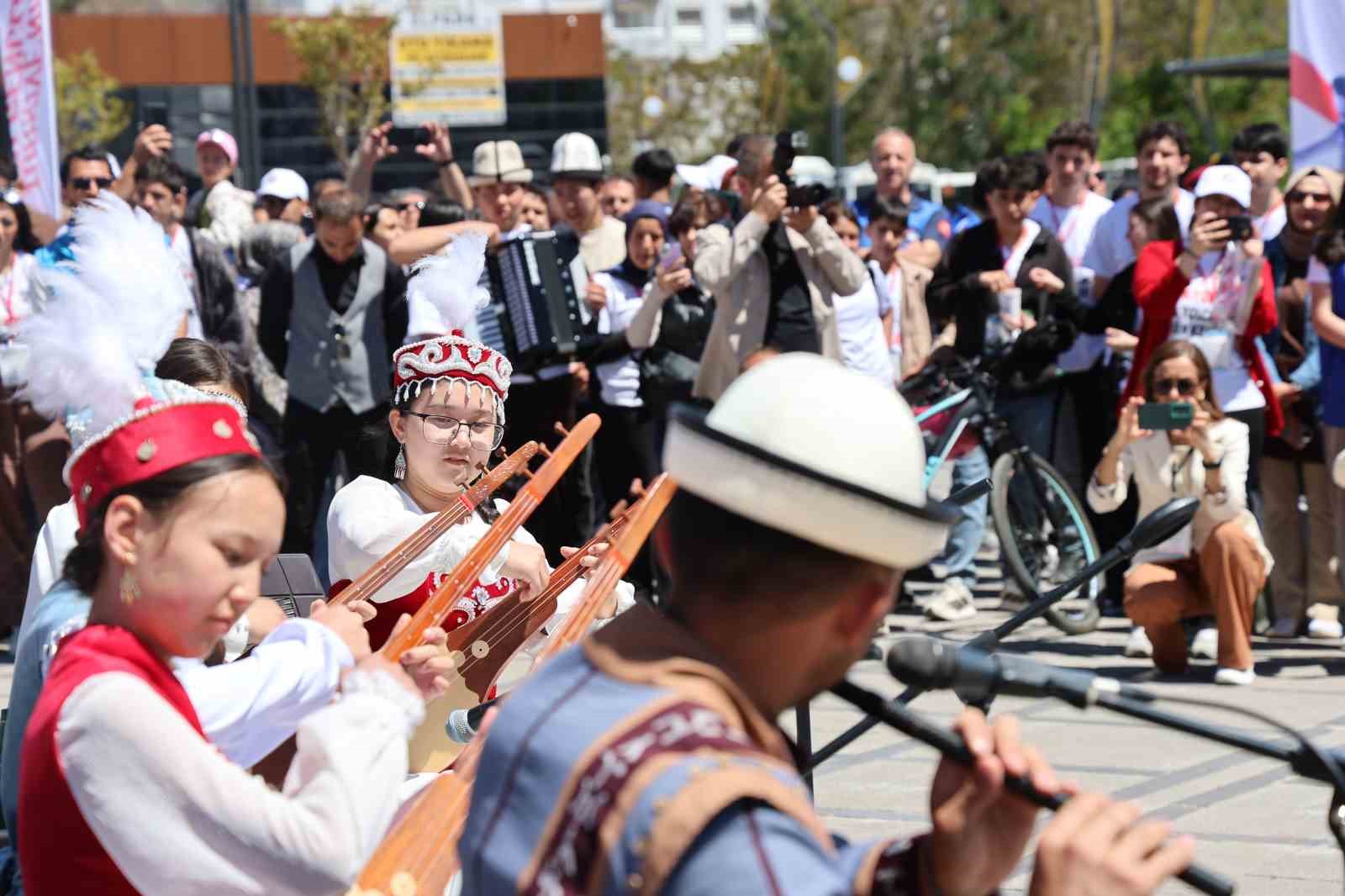 19 mayis festivalinde kirgiz ekibinin kiyafetleri ve muzikleri hayran birakti 11 kd7MnFiC