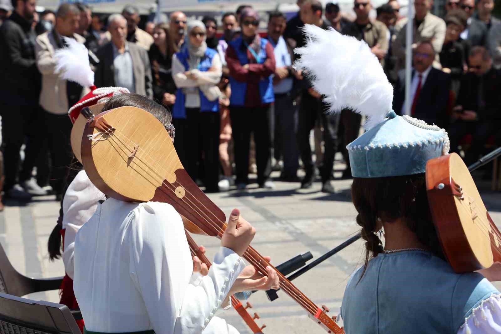 19 mayis festivalinde kirgiz ekibinin kiyafetleri ve muzikleri hayran birakti 12 mbQqetsw