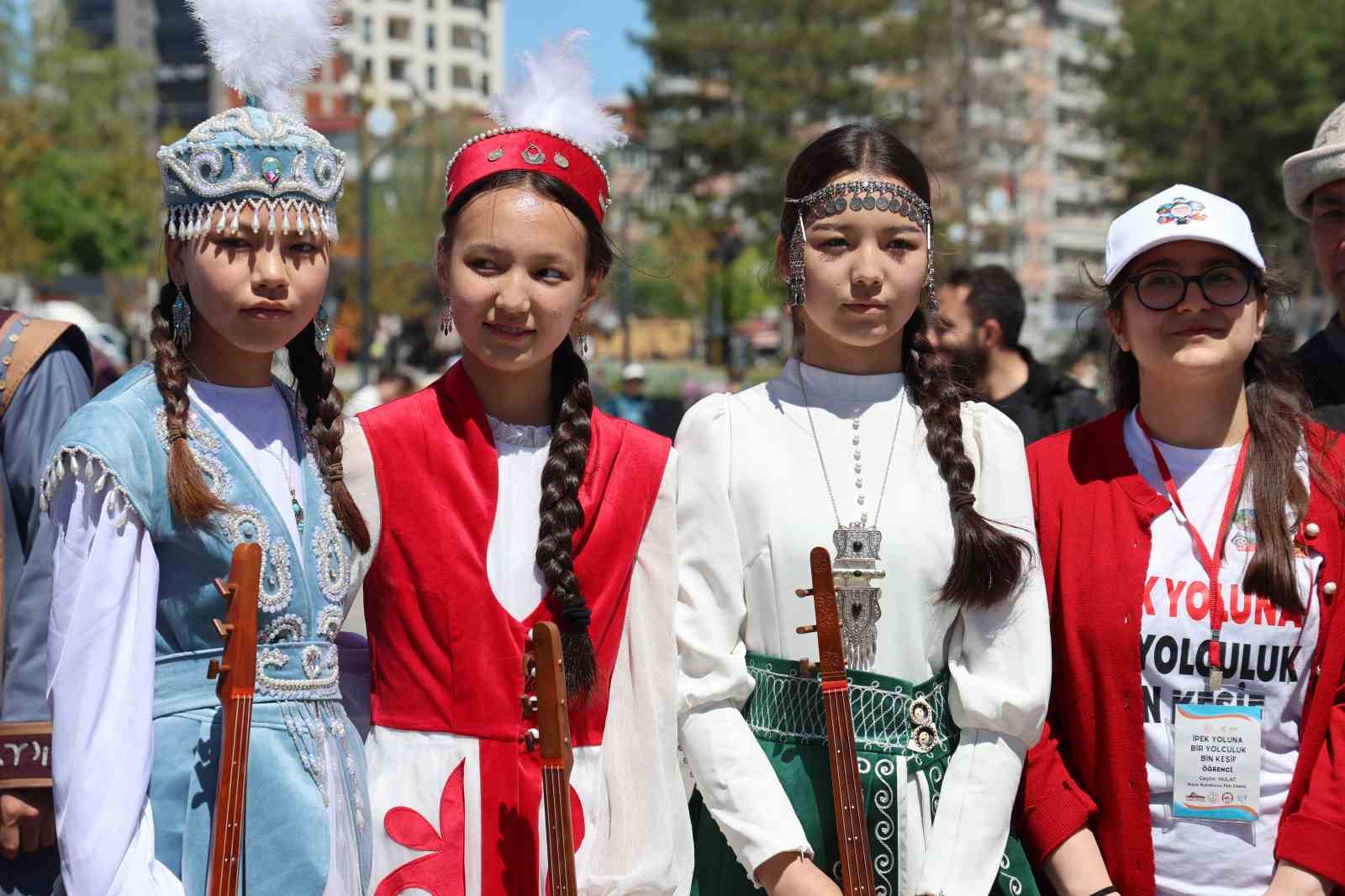 19 mayis festivalinde kirgiz ekibinin kiyafetleri ve muzikleri hayran birakti 13 facqBZaM