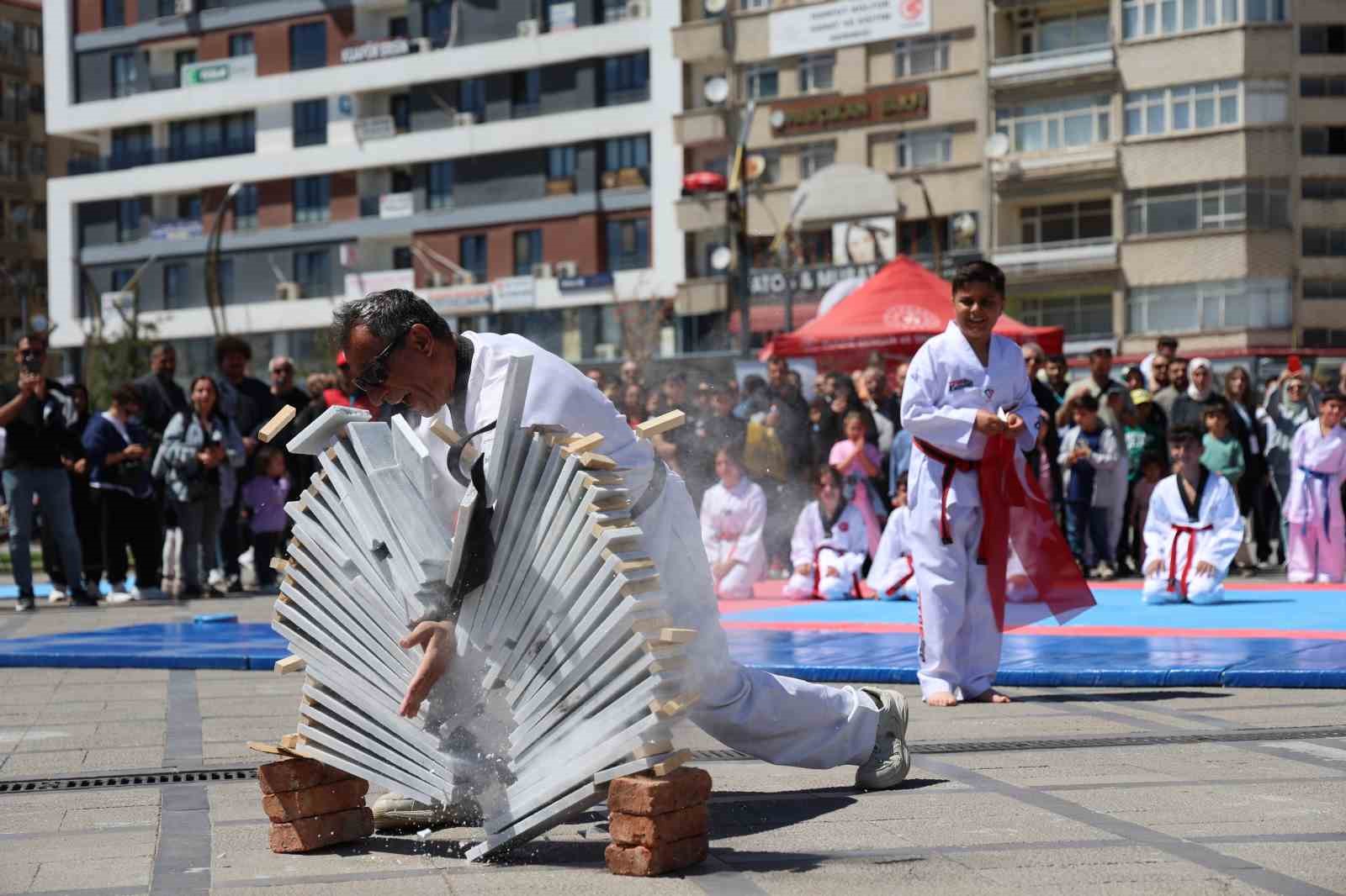 19 mayis festivalinde kirgiz ekibinin kiyafetleri ve muzikleri hayran birakti 14 21PW2eeL