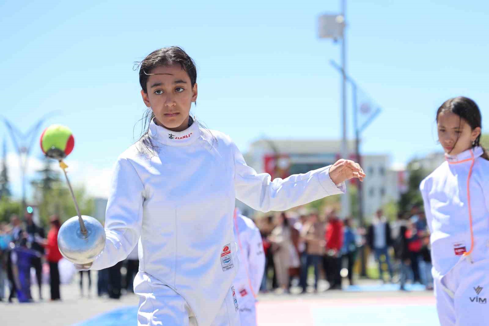 19 mayis festivalinde kirgiz ekibinin kiyafetleri ve muzikleri hayran birakti 15 HNdvclhG