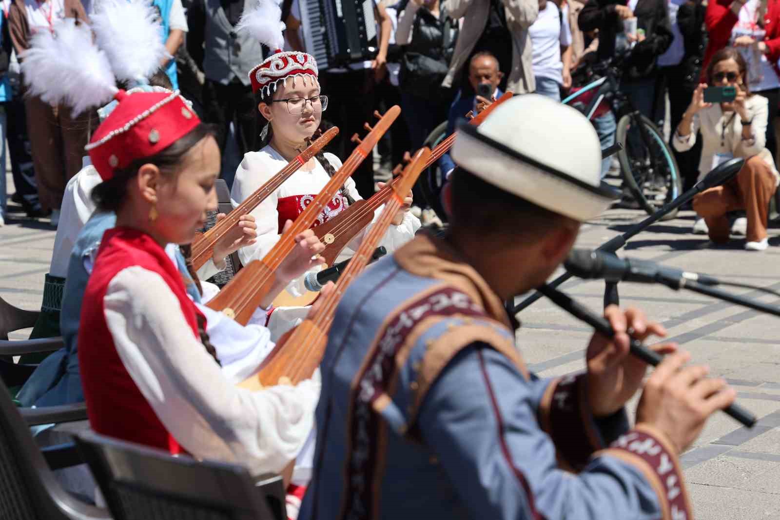 19 mayis festivalinde kirgiz ekibinin kiyafetleri ve muzikleri hayran birakti 16 1ZGKr1C8