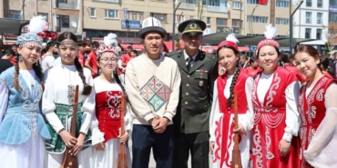 19-mayis-festivalinde-kirgiz-ekibinin-kiyafetleri-ve-muzikleri-hayran-birakti-1BS8EffQ.jpg