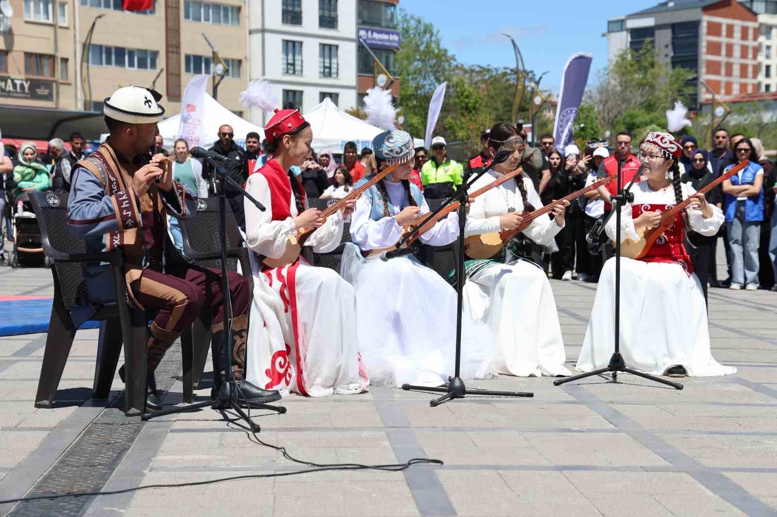 19 mayis festivalinde kirgiz ekibinin kiyafetleri ve muzikleri hayran birakti 2 OWz74DYC